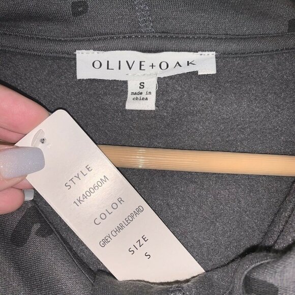 OLIVE & OAK Gray Leopard Draped Front Button Sweater Cardigan Size Small - Picture 6 of 7